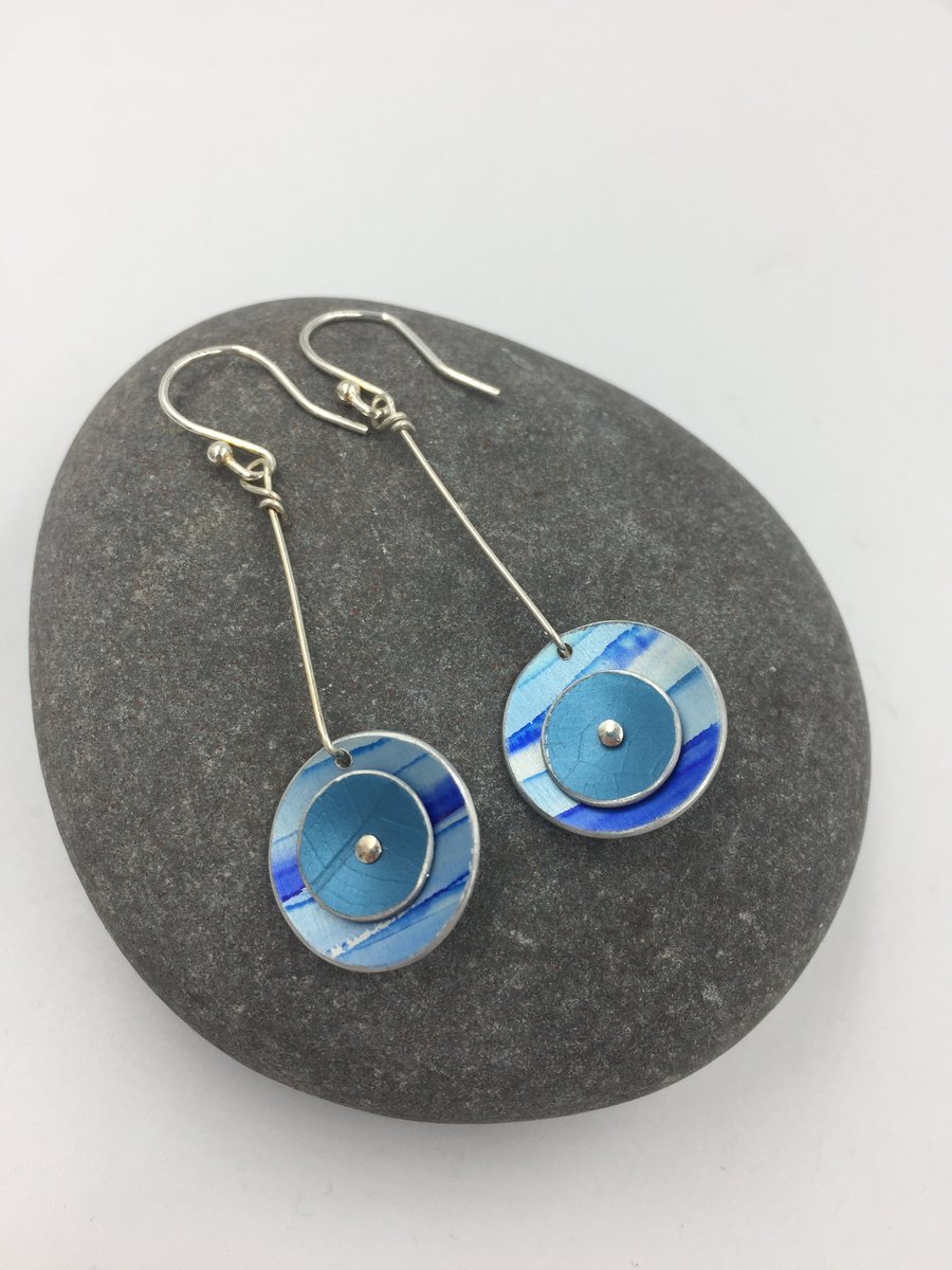 Anodised aluminium daisy chain earrings in shades of blue
