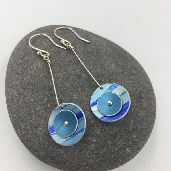 Anodised aluminium daisy chain earrings in shades of blue