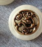  20.3mm 32L Gold and Polyester Pearl buttons - Image 2