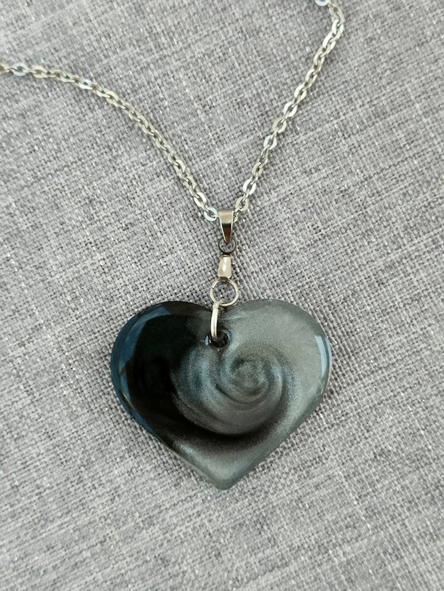 Pendant necklace black and silver