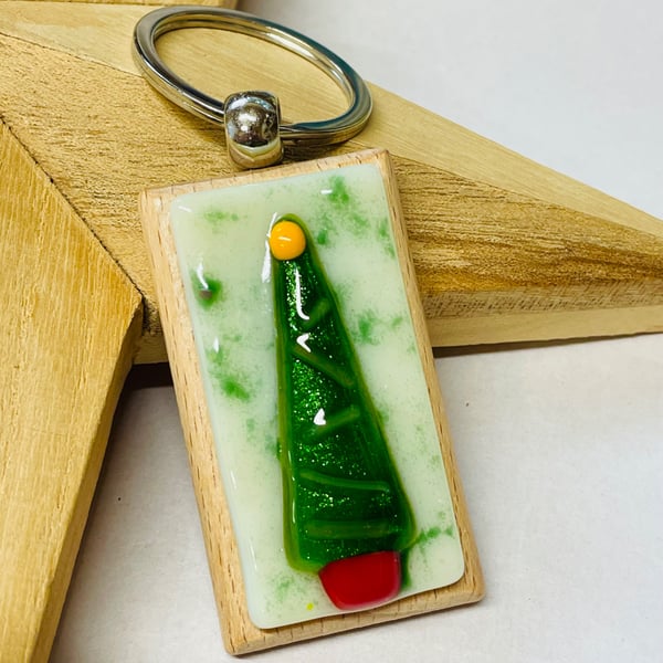 Christmas tree fused glass keyring 