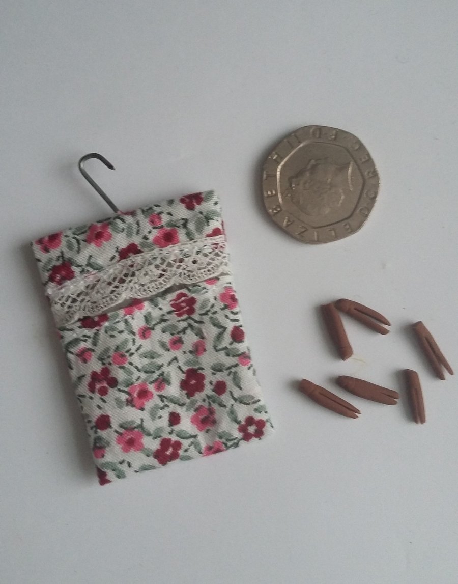 1.12TH SCALE pegbag with pegs