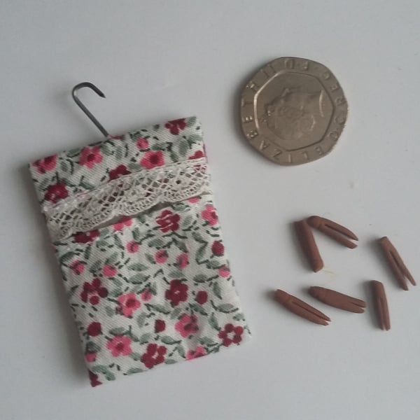 1.12TH SCALE pegbag with pegs