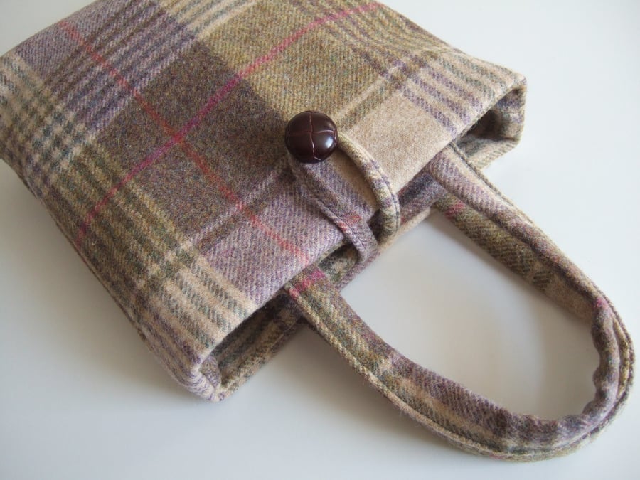 Sold Little bucket bag in checked wool fabric.