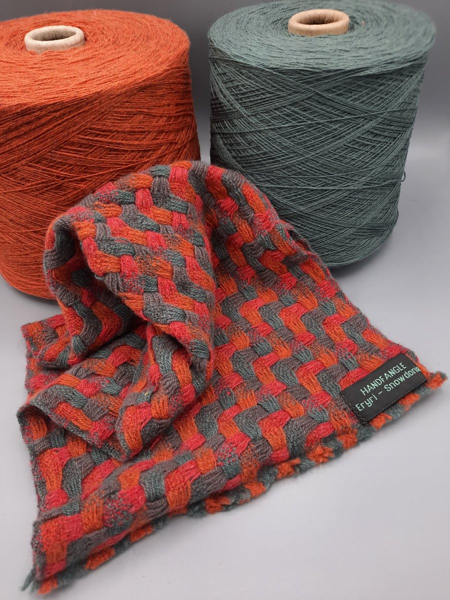 Cheerful chubby cowl with a twist - Bright berries