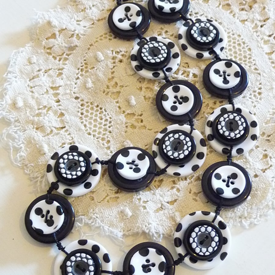 FY-029 - BLACK AND WHITE - MODERN BUTTONS HANDMADE NECKLACE