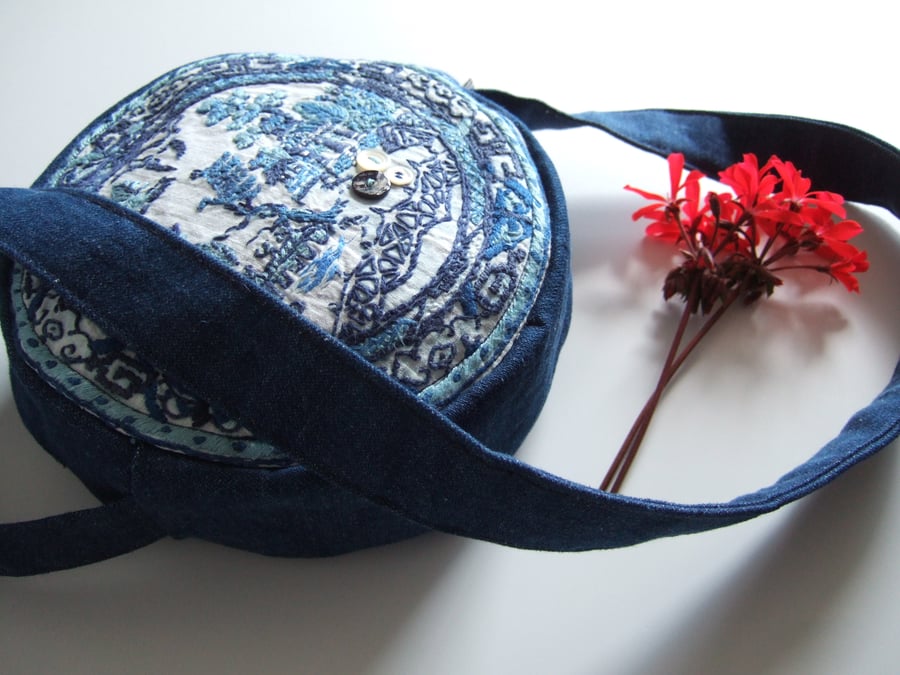 Circular shoulder bag in a vintage embroidery willow pattern plate design.