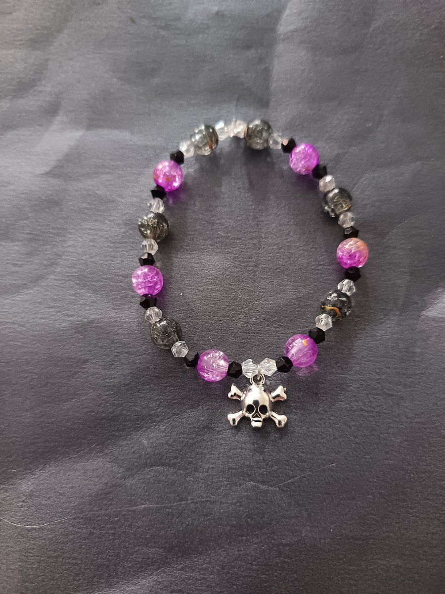 Elasticated skull and crossbones beaded bracelet 