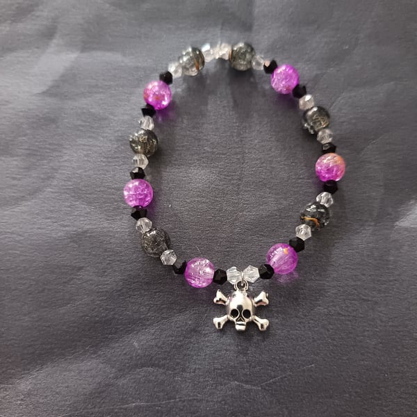 Elasticated skull and crossbones beaded bracelet 