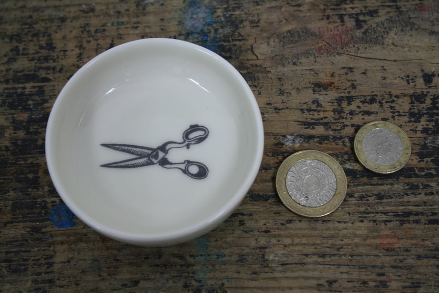 Porcelain dish with scissors image