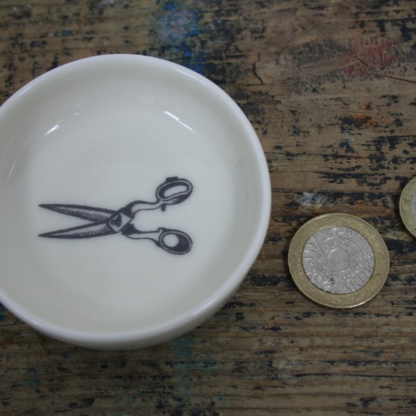 Porcelain dish with scissors image