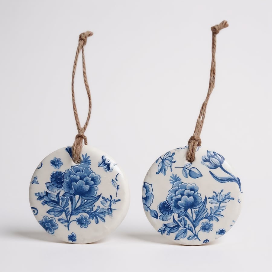 Blue Delftware Style Round Clay Hanging Aromatherapy Diffuser