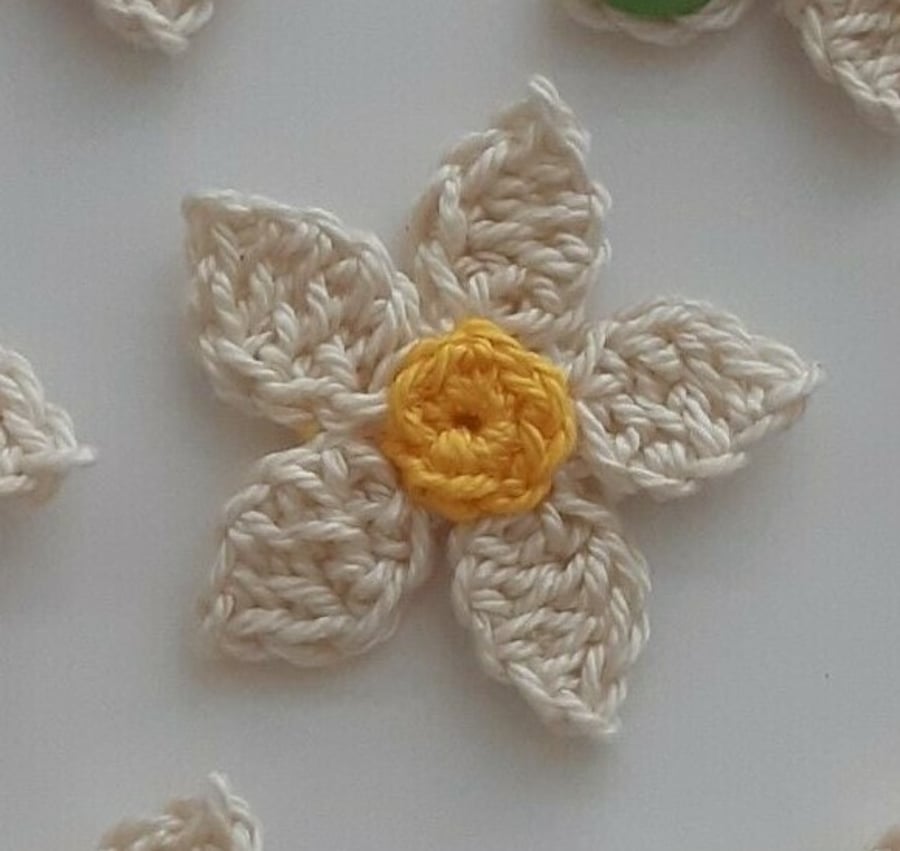  5x Crochet flowers- Embellishments- Daisies- Crafts