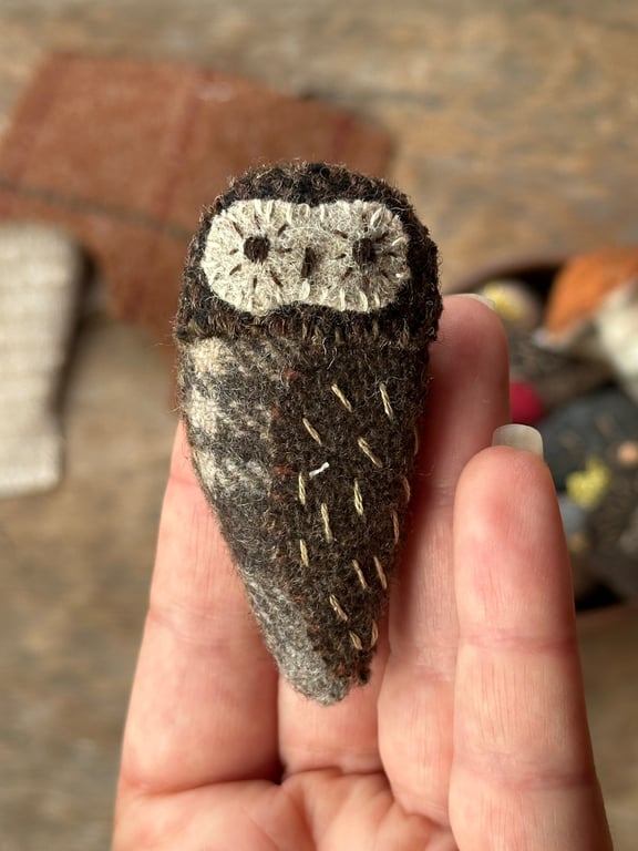 Tawny Owl - embroidered wool brooch