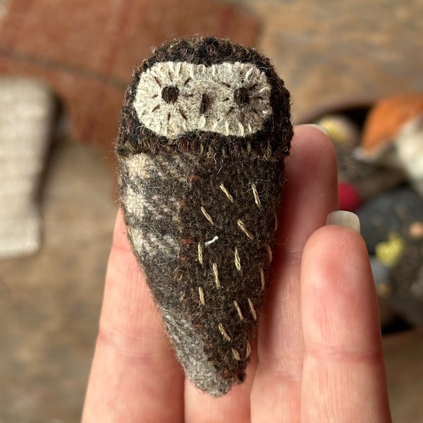 Tawny Owl - embroidered wool brooch