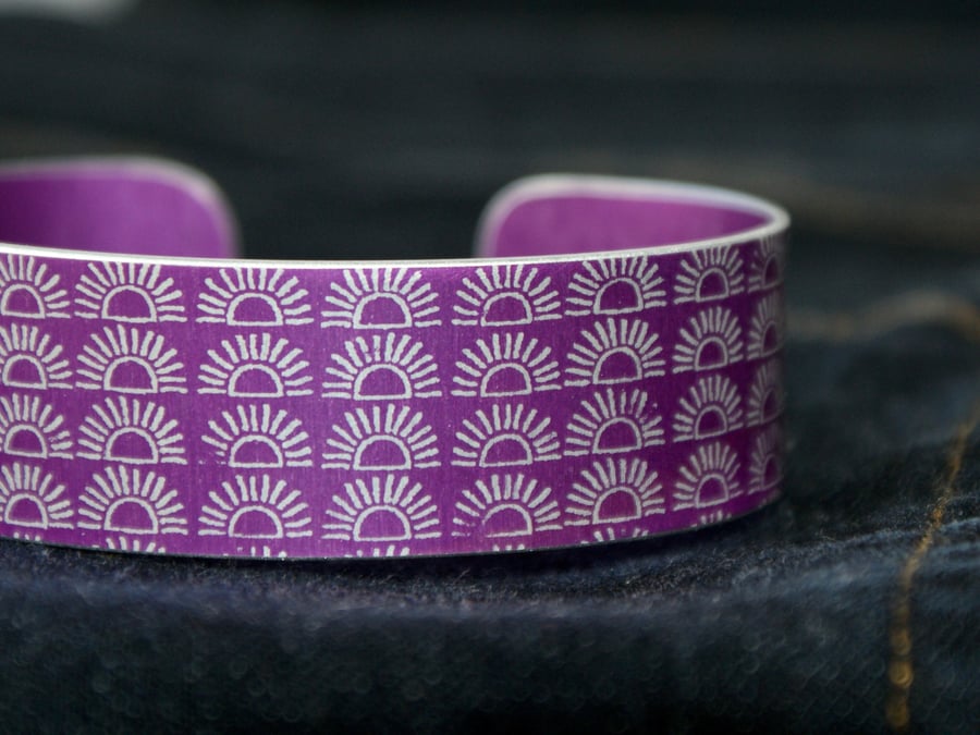 Geometric half sun pattern cuff bracelet pink