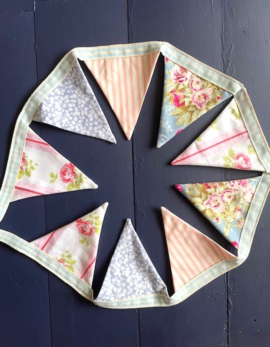 Mini (dresser) bunting in shades of pink and blue