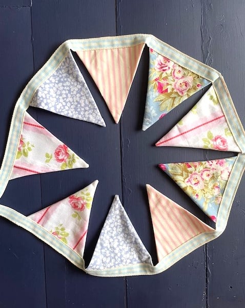 Mini (dresser) bunting in shades of pink and blue
