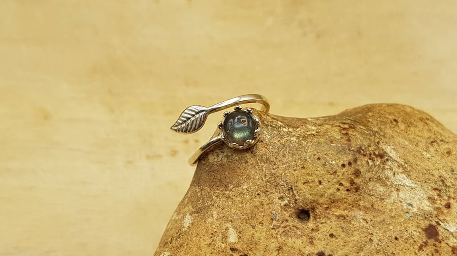 Labradorite leaf ring. 925 sterling silver. Wrap around ring. Reiki jewelry for 