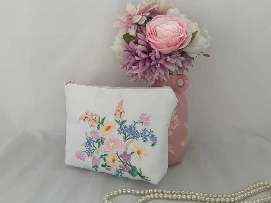 Embroidered Cosmetic Bag, Zipped Purse, Make up Bag, Vintage Purse