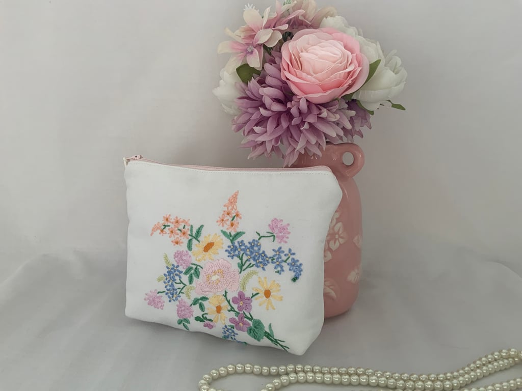 Embroidered Cosmetic Bag, Zipped Purse, Make up Bag, Vintage Purse