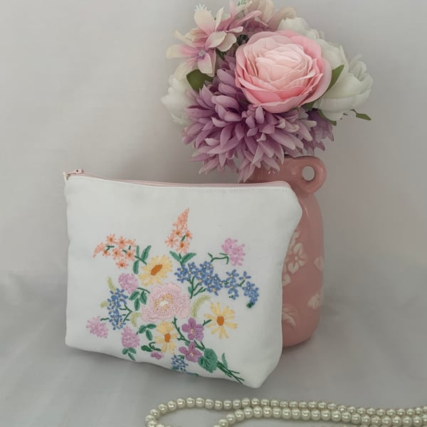 Embroidered Cosmetic Bag, Zipped Purse, Make up Bag, Vintage Purse
