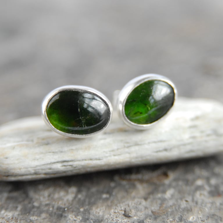 Chrome diopside stud earrings