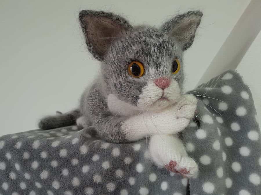 Knitted Cat, Dotpebblesknits Design, Siamese Cat 