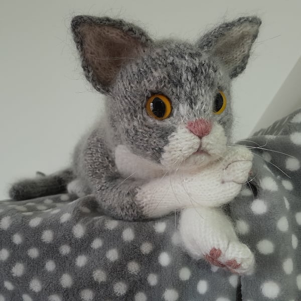 Knitted Cat, Dotpebblesknits Design, Siamese Cat 
