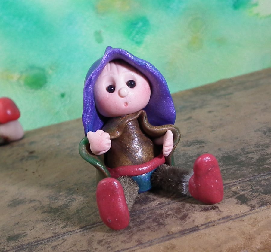 Tiny shelf-sitter book-sitter Gnome 'Hamish' with wired legs OOAK by Ann Galvin