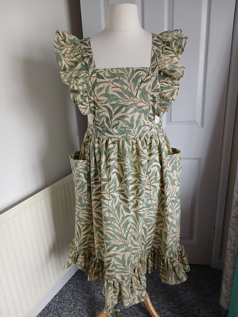 Traditional country cottage style cross back apron 