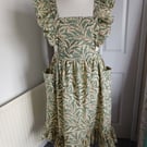 Traditional country cottage style cross back apron 