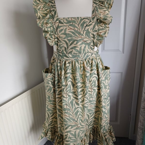 Traditional country cottage style cross back apron 