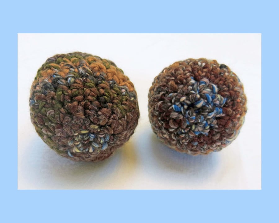 Set of two toy balls for cats