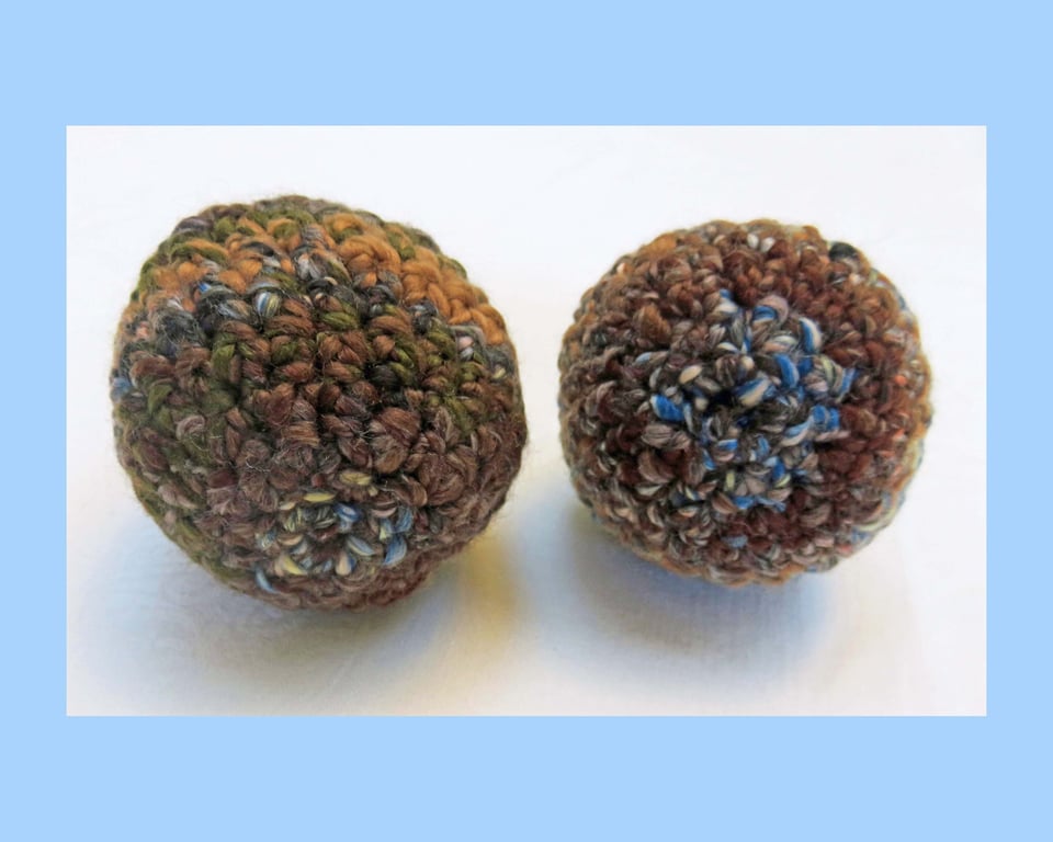 Set of two toy balls for cats