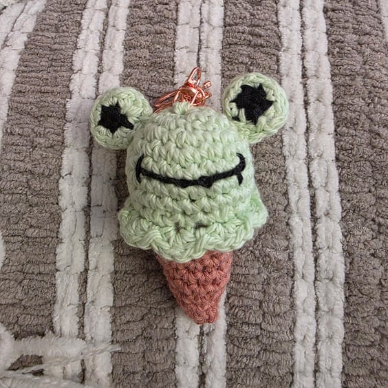 Crocheted icecream froggy keyring 