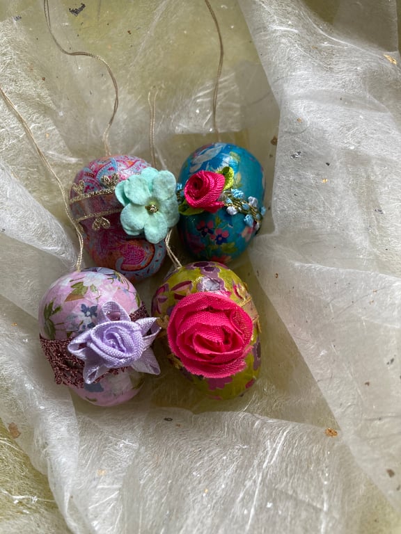 4 pretty decorated Easter eggs