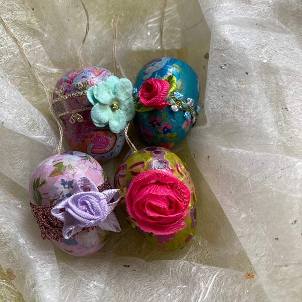 4 pretty decorated Easter eggs