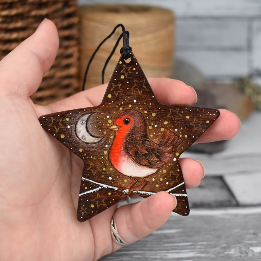 Jolly robin hanging star. Pyrography personalised Yule decoration.