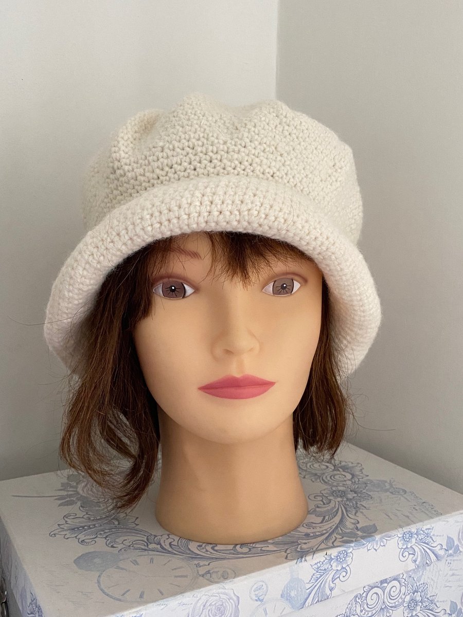 Elegant 1920s Vintage Style Cloche in Ivory White - Downton Era