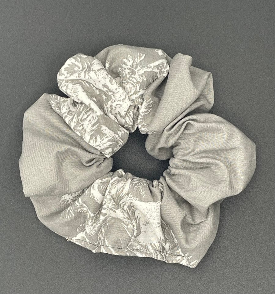 SCRUNCHIE - Dark Grey with White Leaf Floral