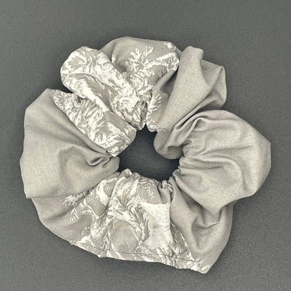 SCRUNCHIE - Dark Grey with White Leaf Floral