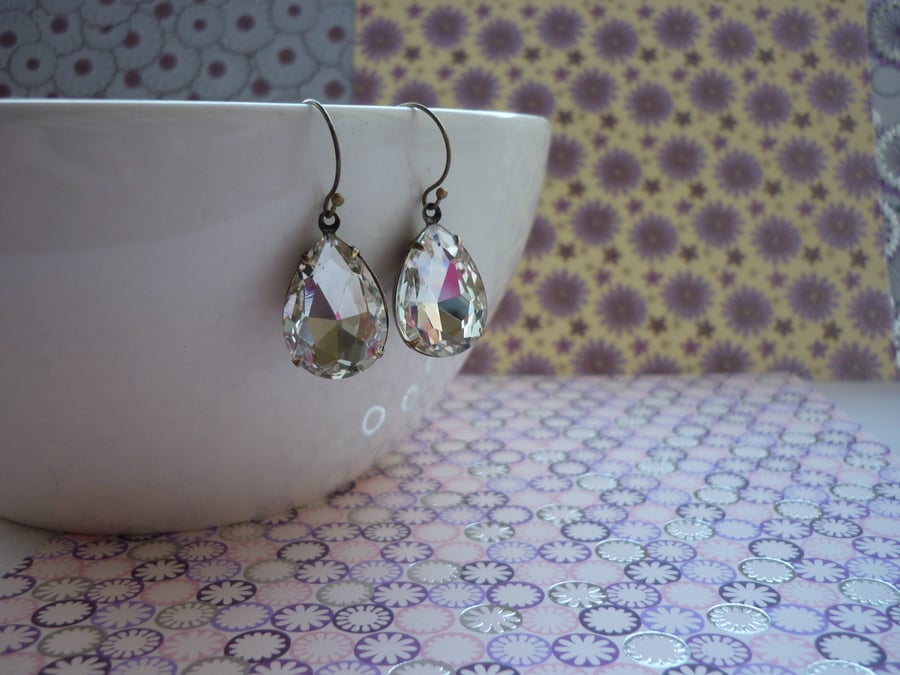CRYSTAL AND PATINA BRASS PEAR TEARDROP RHINESTONE EARRINGS.  