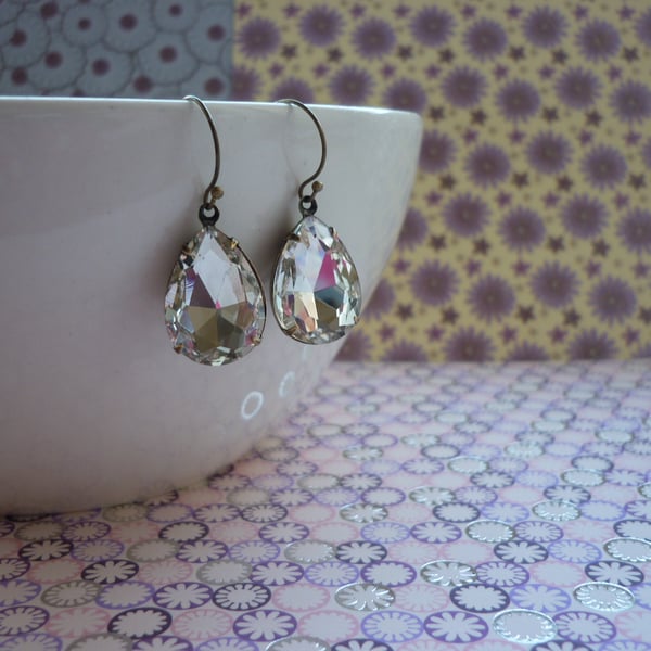 CRYSTAL AND PATINA BRASS PEAR TEARDROP RHINESTONE EARRINGS.  