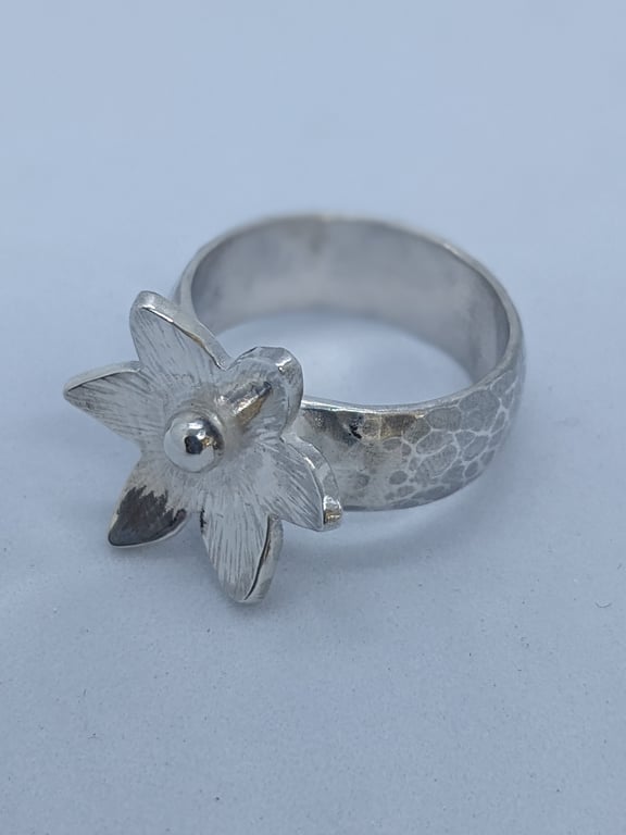 Sterling silver flower ring, Hammered ring, Band ring