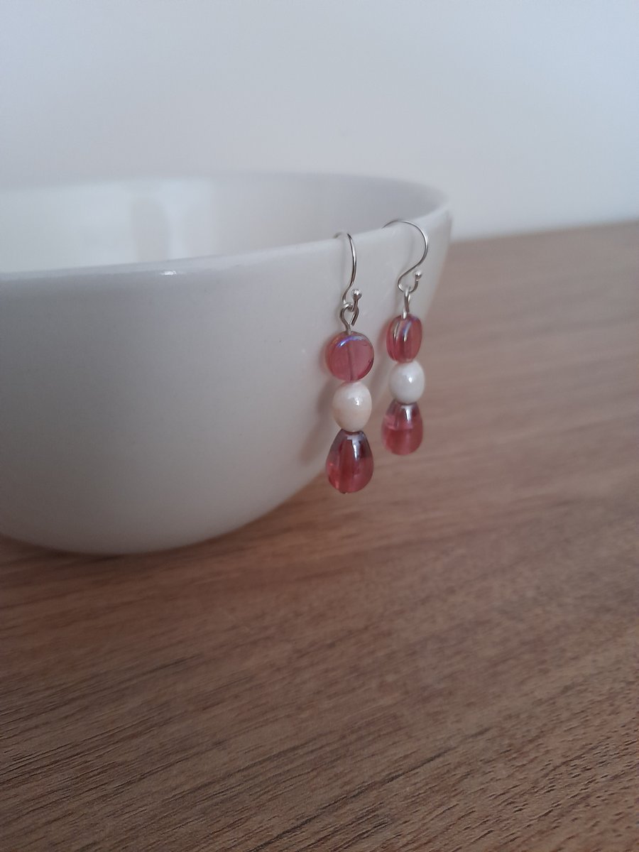 SHADES OF PINK AND PEARLY WHITE GLASS BEADS DROP EARRINGS.