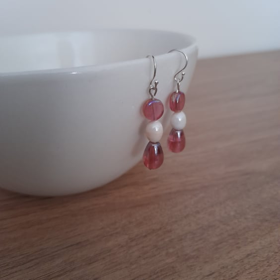 SHADES OF PINK AND PEARLY WHITE GLASS BEADS DROP EARRINGS.