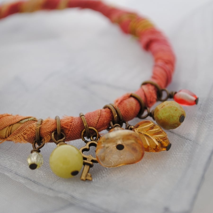 Sari bangle charm with key (poppy)