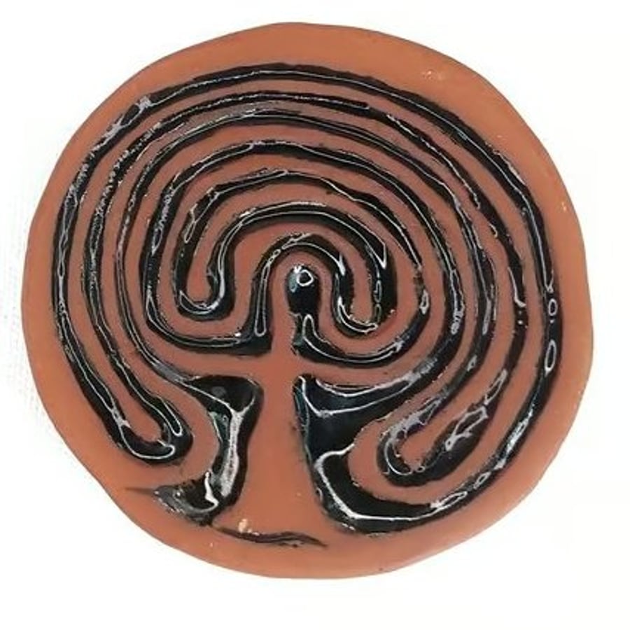 Ergonomic handheld finger labyrinth healing stone
