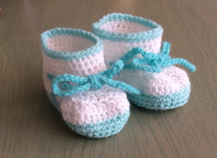 Gorgeous crocheted booties 